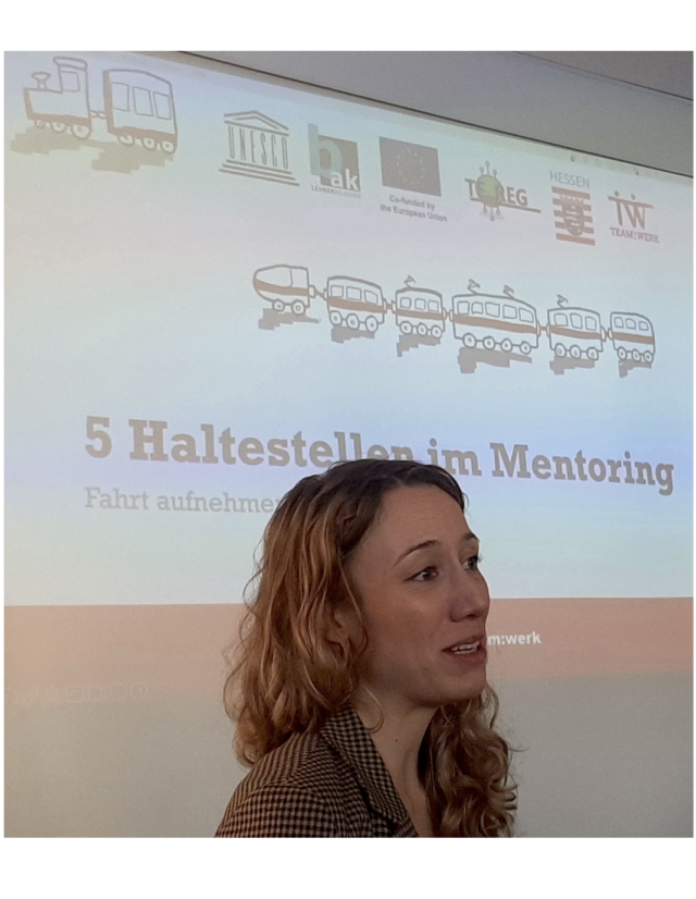 Porträtfoto von Andrea vor der Startfolie zum Fachtag Mentoring