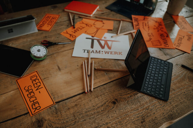 Foto von Arbeitsmaterialien auf einem Tisch